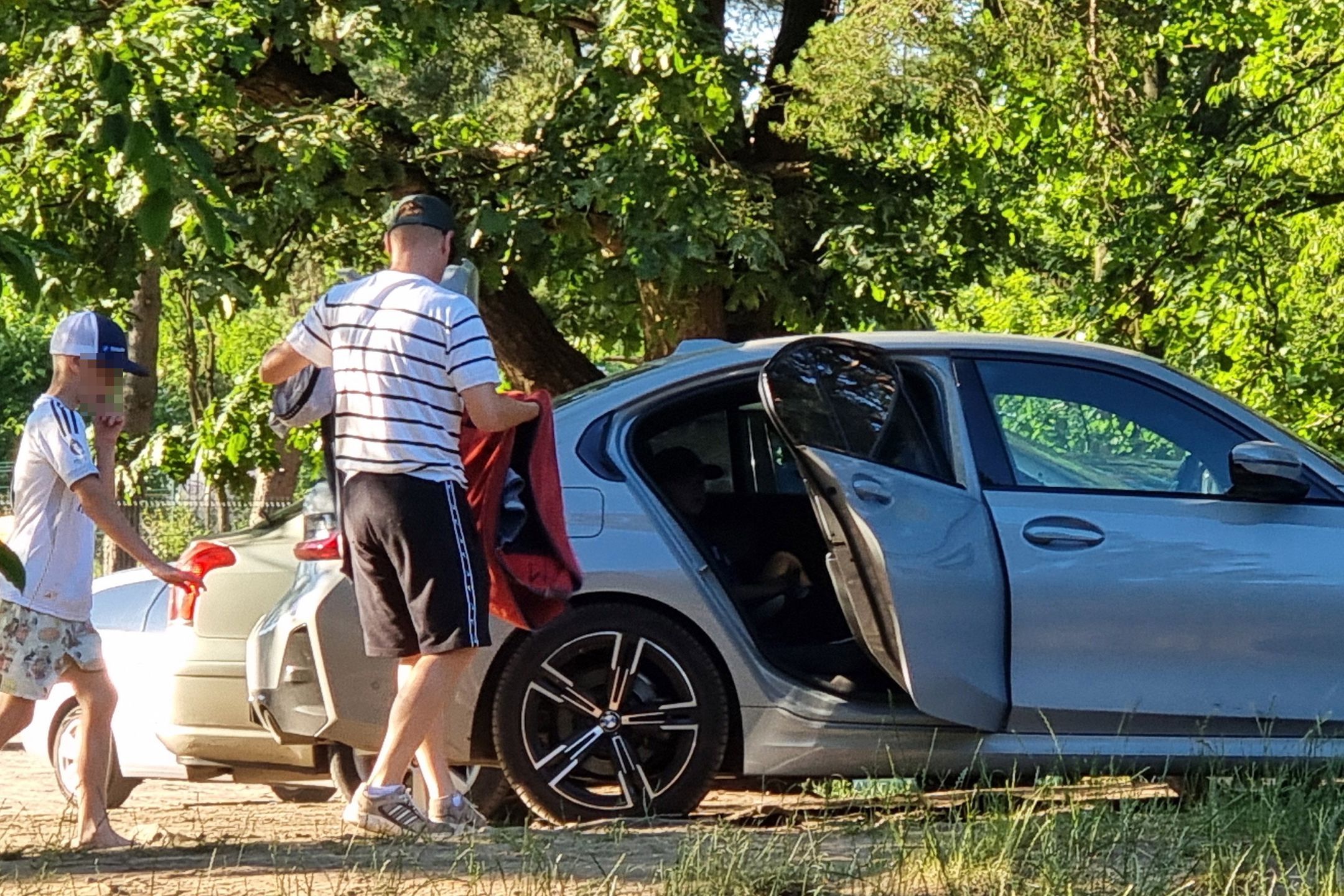 Marcin Mroczek zabrał synów nad rzekę