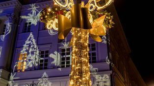 Pleszew: Ogromna choinka i tysiące lampek rozświetlają miasto w nocy