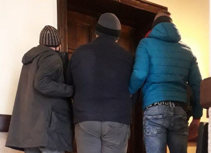 Śląskie. Policjanci z Węgierskiej Górki zatrzymali 31-letniego mieszkańca powiatu żywieckiego, który brutalnie pobił swojego 59-letniego znajomego.