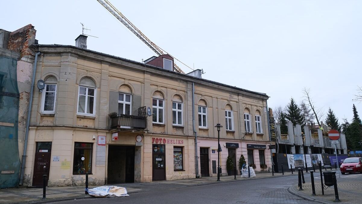 Kamienica przy ul. Zielonej 5 i budowany obok apartamentowiec Zielona 5A