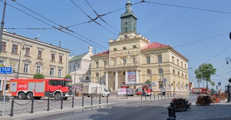 Strażacy przed ratuszem. Na skrzynkę pocztową wpłynęła wiadomość o podłożonej bombie