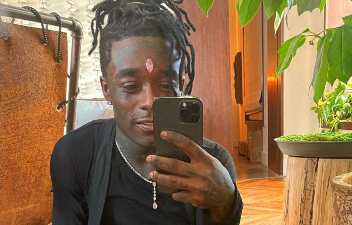 Diament, który Uzi stracił podczas koncertu na kilka chwil.