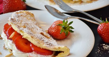 Puszysty jak chmurka omlet zastąpi ciasto. Syci bardziej niż jajecznica