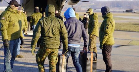 Unia przymyka oko na zawieszenie prawa azylowego. Polska korzysta i deportuje Afgańczyków