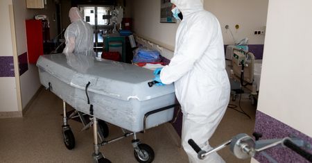 Rodzinne pogrzeby ofiar pandemii. Szef branży pogrzebowej wstrząśnięty liczbą zgonów