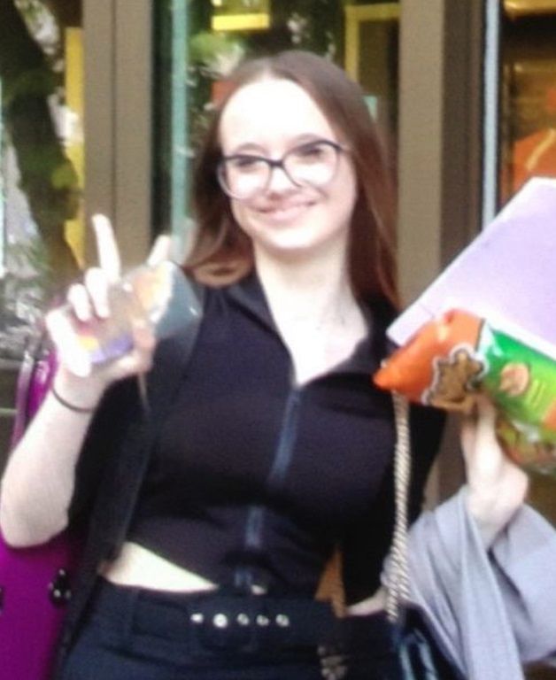 Roksana Trojanowska w dniu zaginięcia miała na sobie czarną kurtkę z kapturem