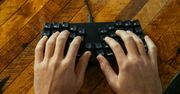 Keyboardio Atreus, czyli naprawdę malutka klawiatura mechaniczna. Zmieści się do dużej kieszeni