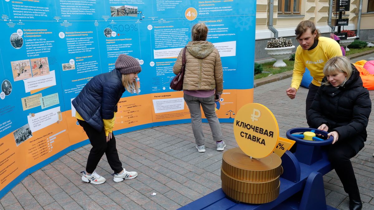 Na zdjęciu obywatele przed bankiem centralnym Rosji