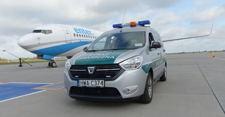 Mama i tata w kajdankach na lotnisku. Dramat przed wylotem w Poznaniu