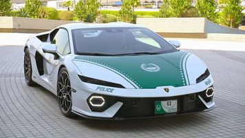Policja z Dubaju ma nowe auto. To pierwsze takie Lamborghini