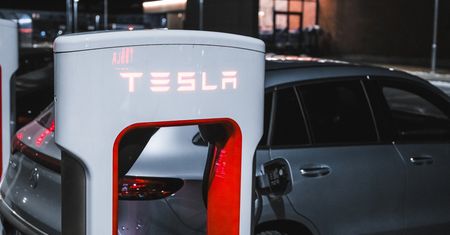 Początek rewolucji? Tesla "oddaje" swoje ładowarki