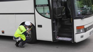 Policjanci ze Śremu szykują się do wakacji. Już teraz wskazują punkty kontroli autobusów wiozących dzieci na letni wypoczynek