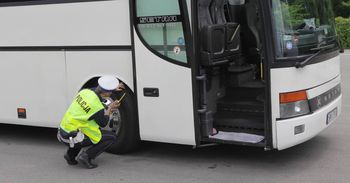 Policjanci ze Śremu szykują się do wakacji. Już teraz wskazują punkty kontroli autobusów wiozących dzieci na letni wypoczynek