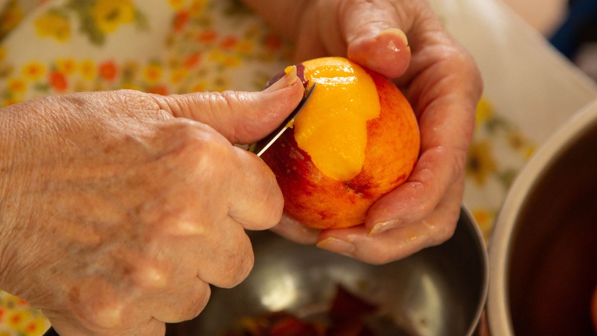 Wiele osób obiera brzoskwinie