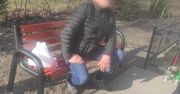 Wyglądał na nietrzeźwego, okazało się, że traci przytomność. Mężczyźnie pomogli strażnicy miejscy