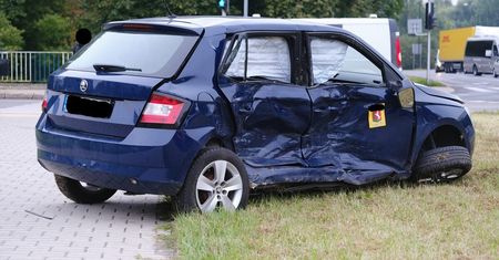 Kierowca busa nawet nie próbował hamować. 4 osoby w szpitalu po groźnym wypadku na rondzie [ZDJĘCIA]