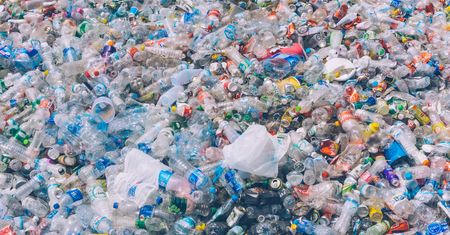 Francja idzie w stronę eko. Zakazy dotyczące plastiku i reklamy samochodów