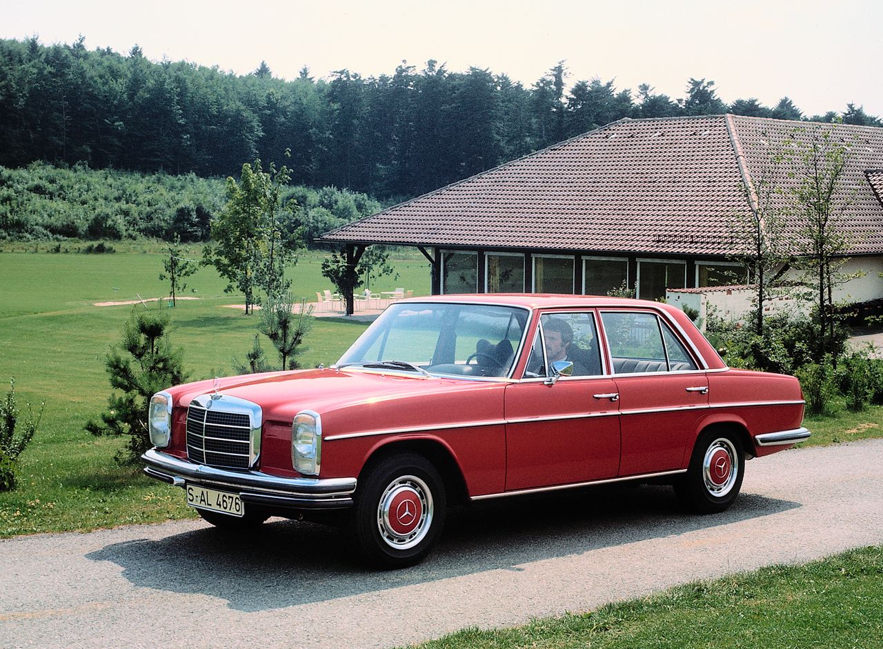 Prawie 50-letnim mercedesem W114 rozpędził się na niemieckiej autostradzie do 200 km/h. I to nie było żadne wyzwanie