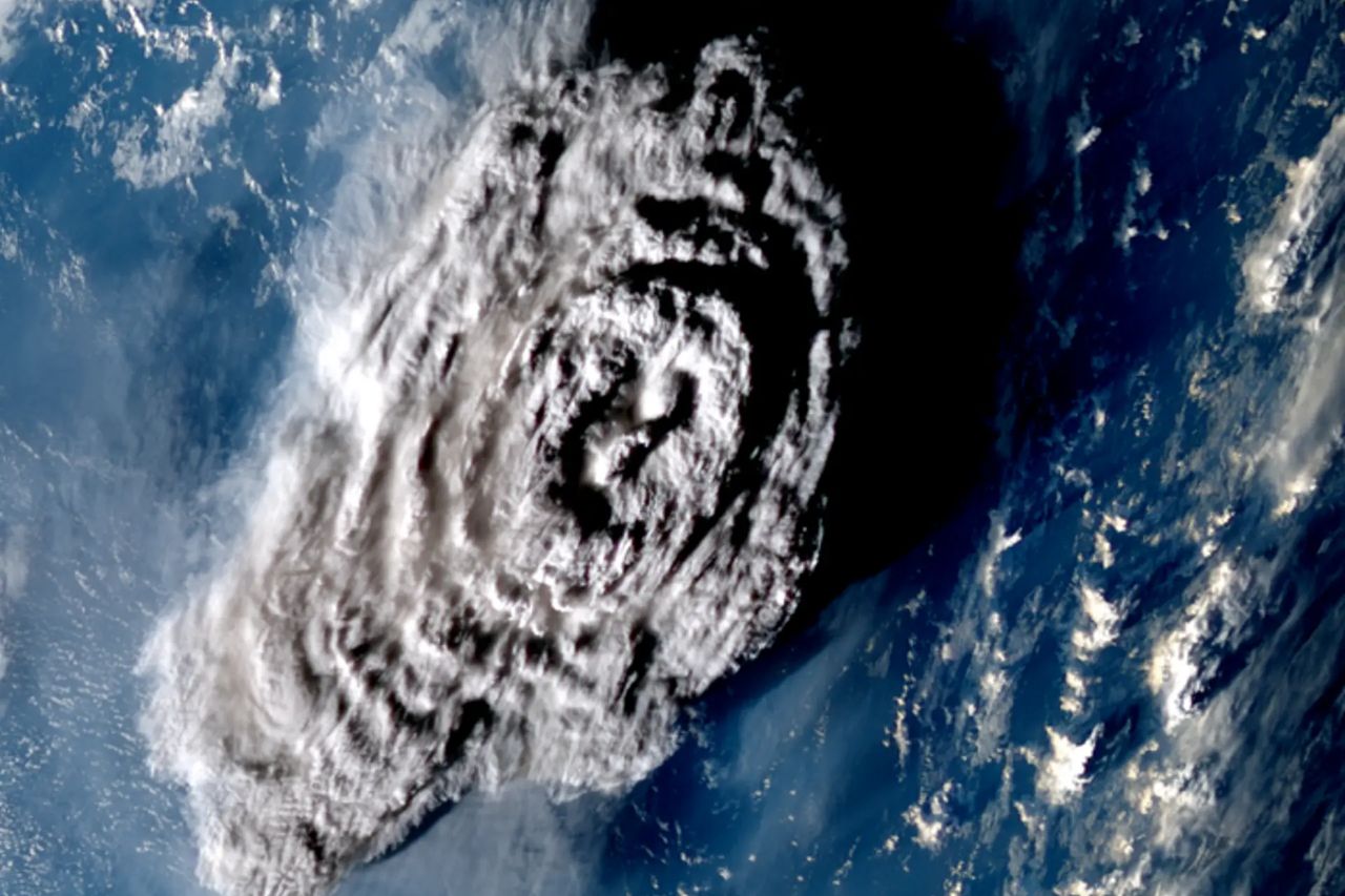 Rekordowa erupcja Hunga Tonga. Jego pióropusz było widać z kosmosu