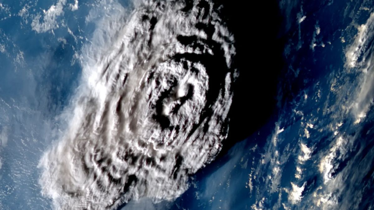 Pióropusz po wybuchu wulkanu Hunga Tonga