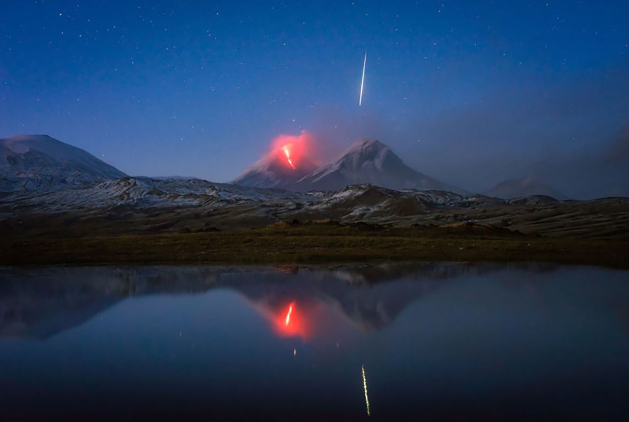 Erupcja wulkanu i spadająca gwiazda na jednym zdjęciu. To nie zdarza się często