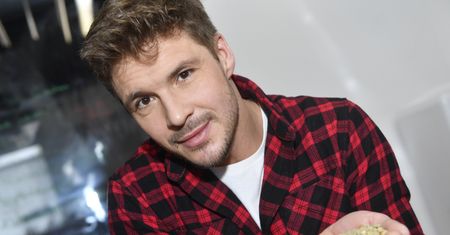 Mikołaj Roznerski bez koszulki. Rozbroił fanów tym, do kogo się porównał