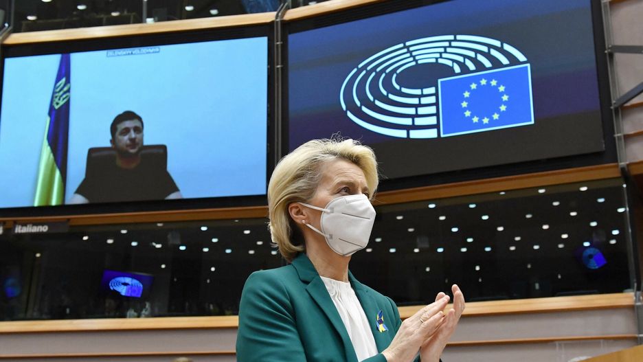 Wo?odymyr ?e?e?ski wyst?pi? online w Parlamencie Europejskim
European Commission President Ursula von der Leyen (C) applauds Ukrainian President Volodymyr Zelensky (L) who appears on a screen as he speaks in a video conference during a special plenary session of the European Parliament focused on the Russian invasion of Ukraine at the EU headquarters in Brussels, on March 01, 2022. - The European Commission has opened the door for Ukraine to join the EU, but this is not for tomorrow, despite Kiev's request for a special procedure to integrate the country "without delay". (Photo by JOHN THYS / AFP)
JOHN THYS