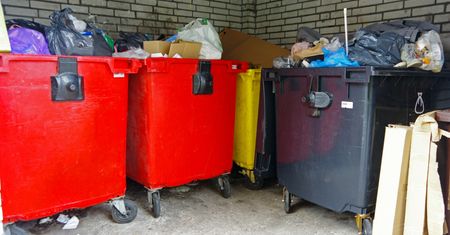 Pijany mężczyzna w koszu na śmieci. Uratowała go załoga śmieciarki