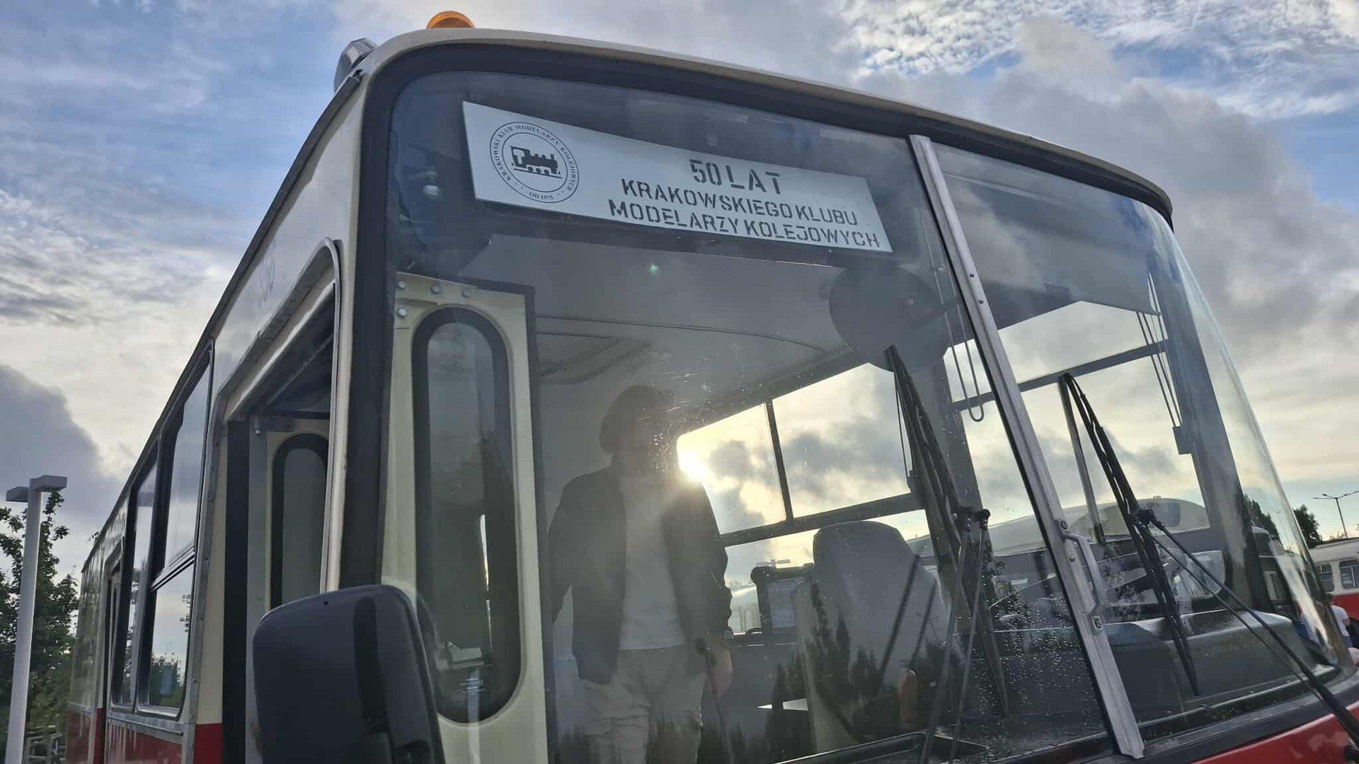 Zabytkowe autobusy na placu przy Cogiteonie