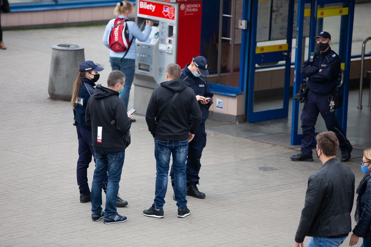 Sylwester. Policjanci dostali wytyczne. "Bez kontroli na własną rękę"