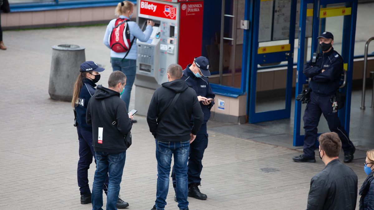 W sylwestra policjanci nie będą wchodzić do domów.