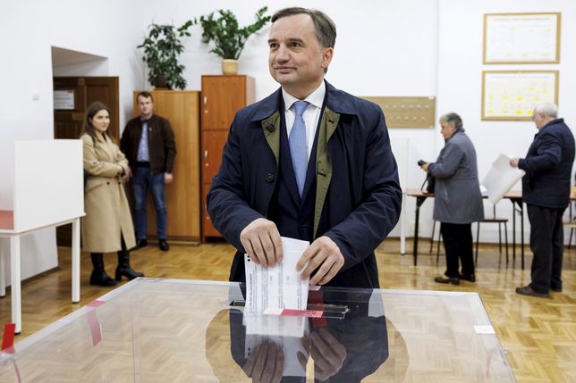 Rzeszów, 15.10.2023. Wybory parlamentarne 2023. Minister sprawiedliwości, prokurator generalny Zbigniew Ziobro oddał głos w lokalu wyborczym w Rzeszowie, 15 bm. Trwa głosowanie w wyborach parlamentarnych i towarzyszącym im referendum. Do jego zakończenia obowiązuje cisza wyborcza i referendalna. (amb) PAP/Darek Delmanowicz