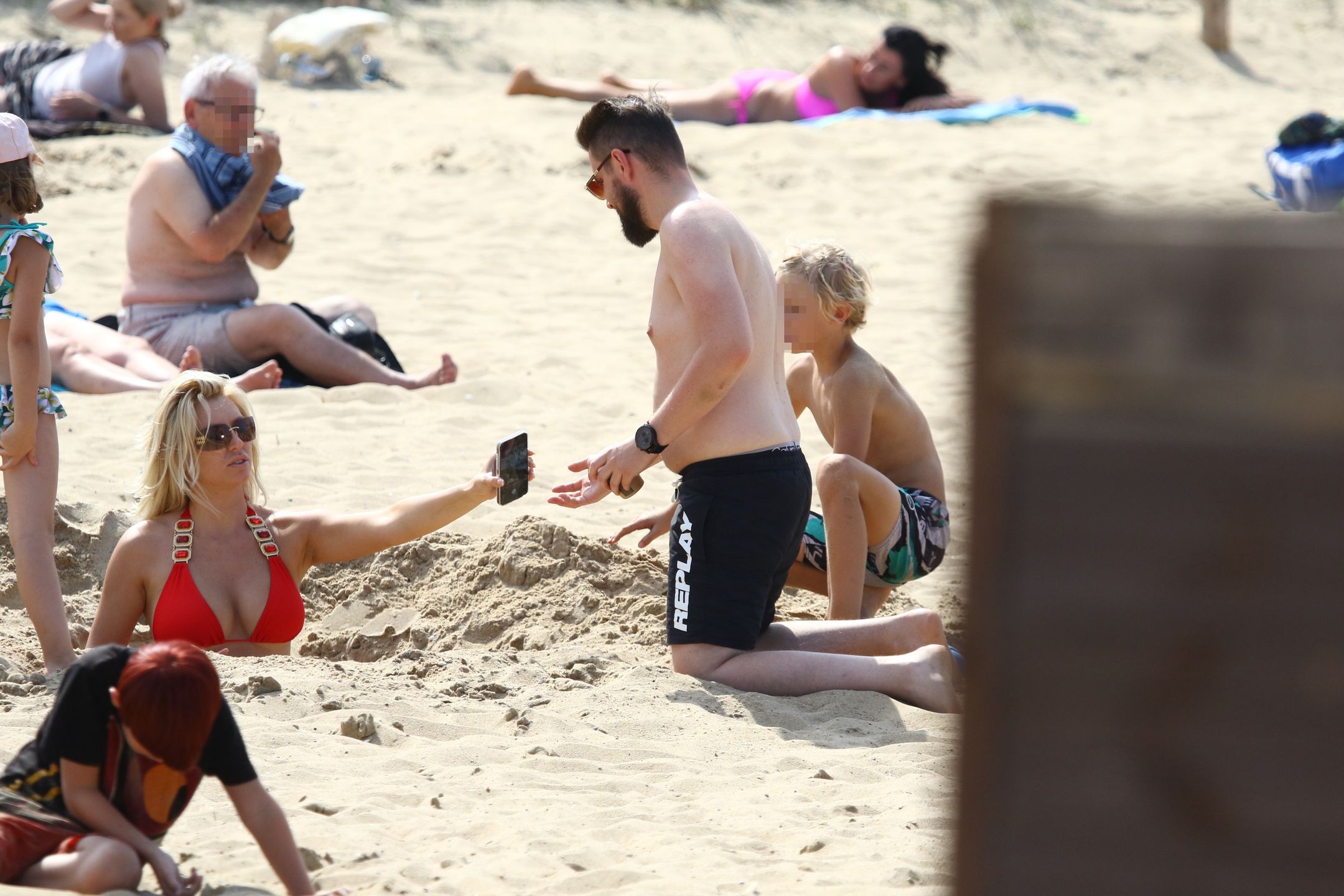 Karolina Pajączkowska relaksuje się z rodziną na sopockiej plaży
