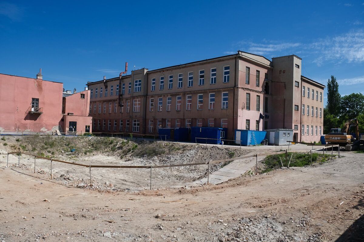 Wyburzanie dawnych budynków fabryki Protektor
