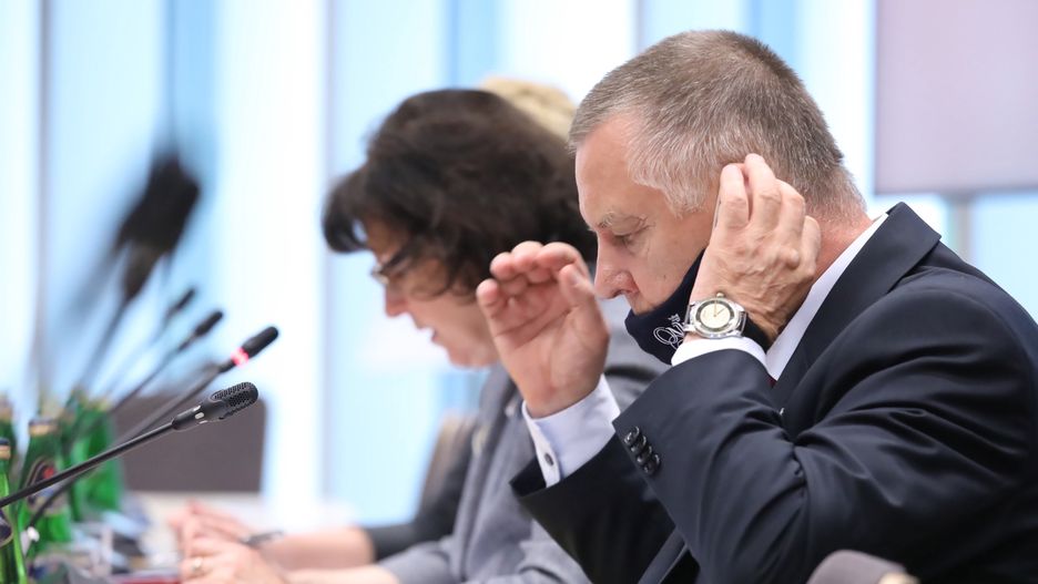 Warszawa, 25.05.2021. Prezes NIK Marian Banaś (P) podczas posiedzenia sejmowej Komisji do Spraw Kontroli Państwowej, 25 bm. w Sejmie w Warszawie. Komisja zajmuje się zaopiniowaniem dla Prezydium Sejmu RP propozycji tematów kontroli zgłoszonych przez komisje sejmowe do Planu pracy Najwyższej Izby Kontroli na 2022 rok. (mr) PAP/Tomasz Gzell