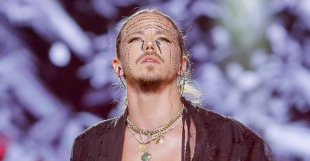 Michał Szpak ma odwagę. "Liczyliście pewnie na pióra w d***e"