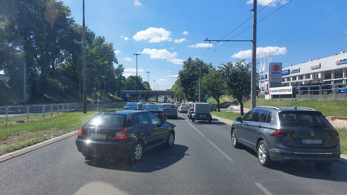Kolizja czterech aut przed przejściem dla pieszych na ul. Mełgiewskiej