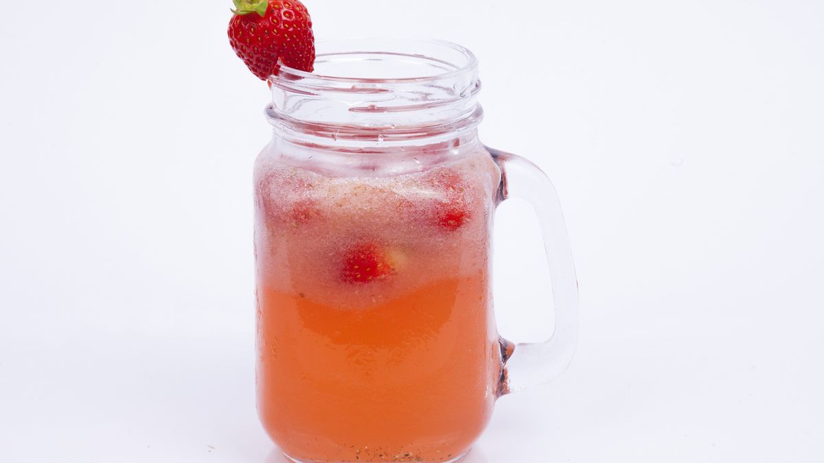 Przepis na napój z przejrzałych letnich owoców. 