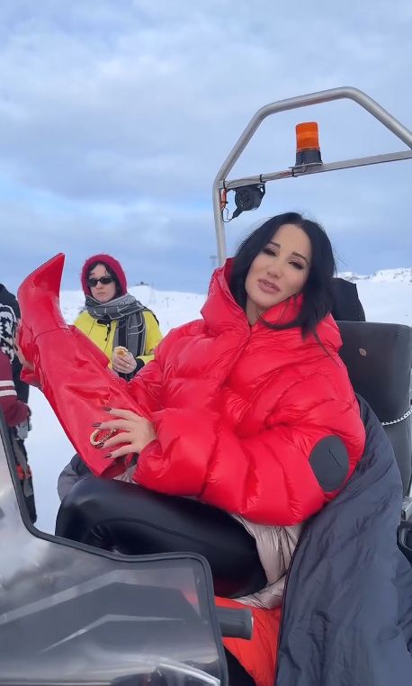 Justyna Steczkowska na skuterze śnieżnym w szpilkach