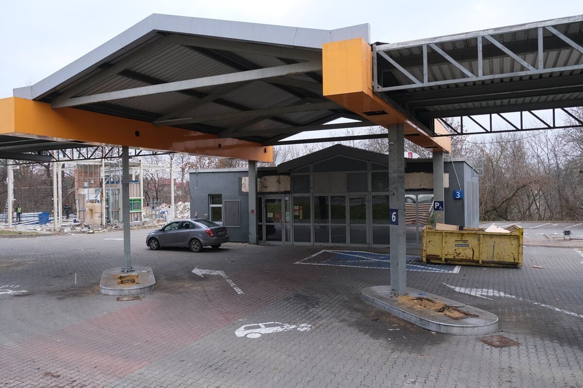 Zdemontowane elementy stacji paliw Circle K przy al. Kraśnickiej