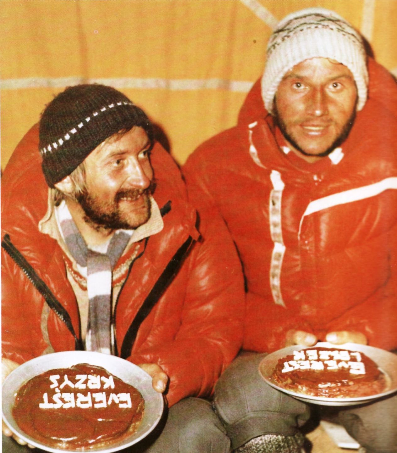 Krzysztof Wielicki i Leszek Cichy w bazie po pierwszym zimowym wejściu na Mount Everest 17 lutego 1980 roku 
