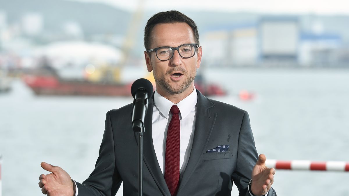 Gdynia, 06.07.2020 r. Uroczystosc podpisania umow na budowe portu zewnetrznego w Porcie Gdynia w zwiazku z budowa Centralnego Portu Komunikacyjnego. N/z Waldemar Buda.