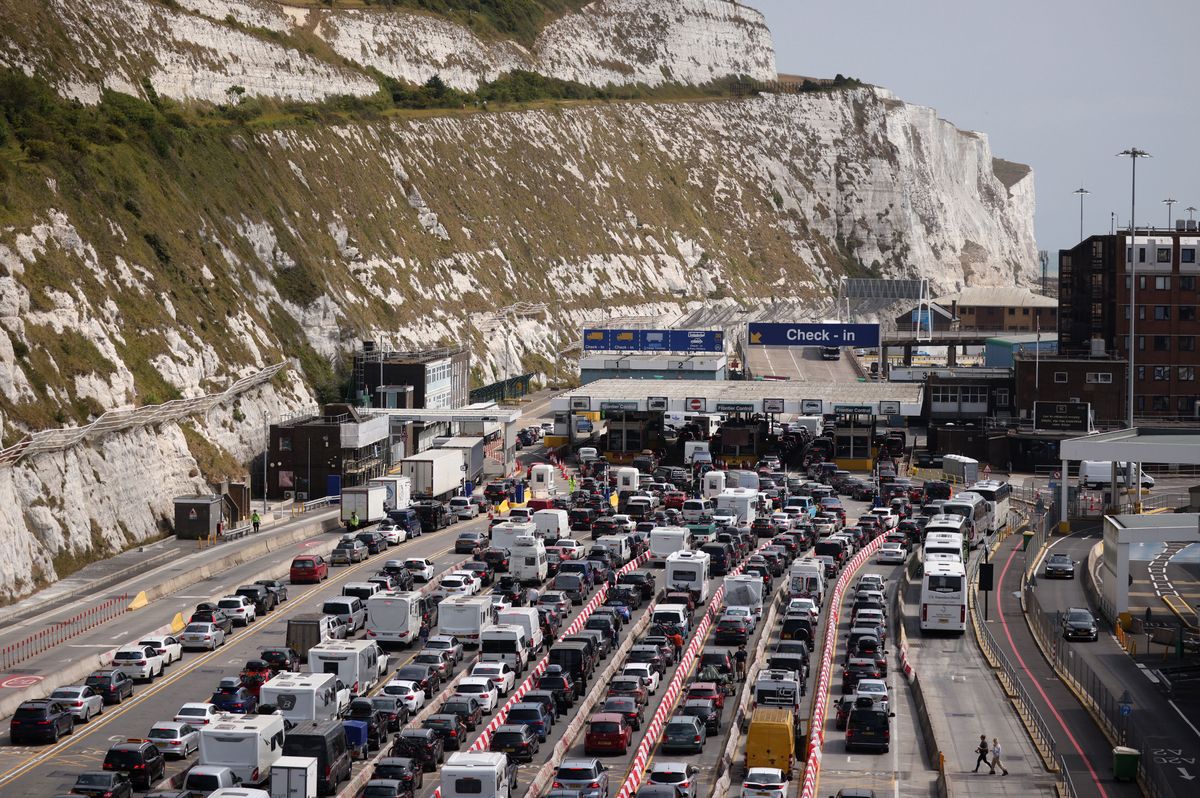 Wielogodzinne kolejki w porcie w Dover z powodu problemów na bramkach granicznych.