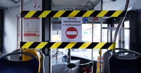 Koronawirus. Dezynfektory i wentylacja zamiast klimatyzacji. Tak dziś wygląda transport publiczny