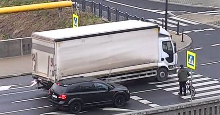 Zrobiło się gorąco. Pieszy zatrzymał się w ostatniej chwili