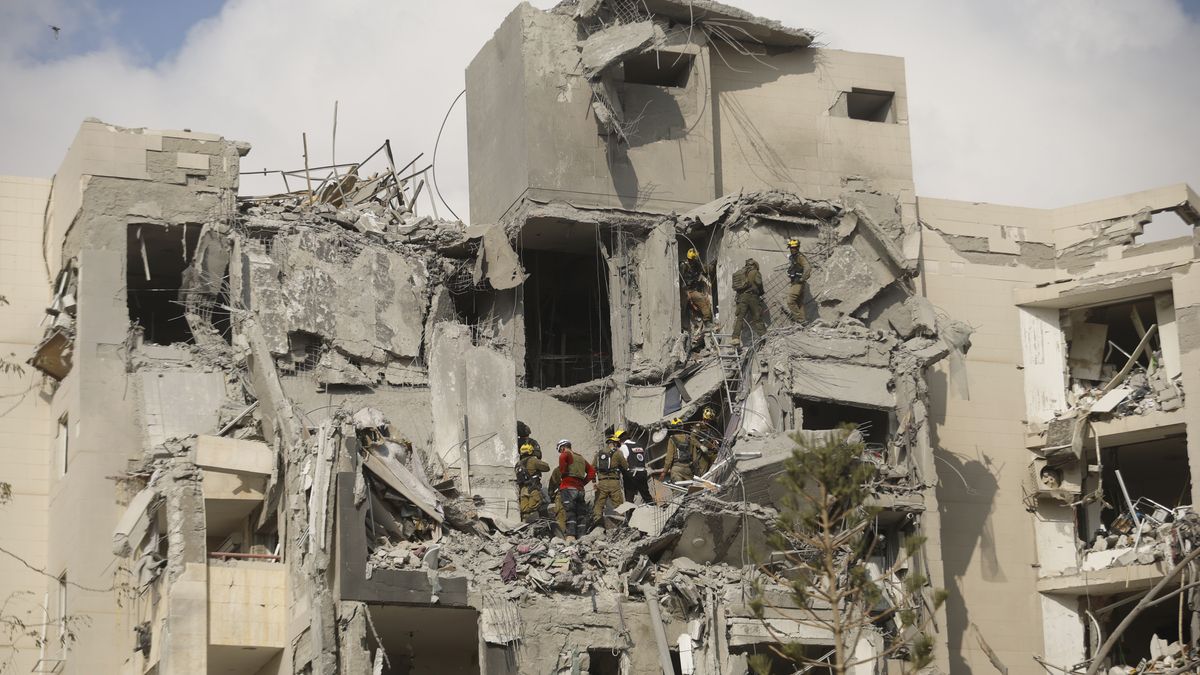 BEERSHEBA, ISRAEL - JUNE 24: Emergency responders work at a building where at least four people died in a missile strike on June 24, 2025 in Beersheba, Israel. According to Israeli authorities, Iran launched a barrage of missiles in the early hours this morning, before the start of a purported U.S.-brokered ceasefire between between the two countries. The Iranian foreign minister said that, if Israel stopped its attacks as of this morning, Iran would also end its strikes. (Photo by Amir Levy/Getty Images)