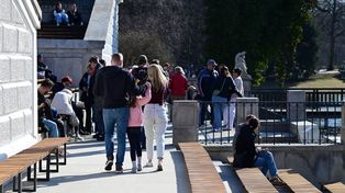 Warszawa: Wiosna już zawitała do Łazienek Królewskich. Mieszkańcy tłumnie ruszyli na spacery