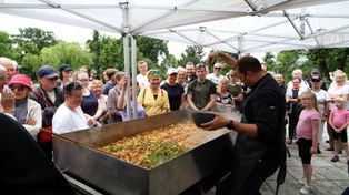 Gotowanie w parku w Grudziądzu. "Wielka patelnia plenerowa Jakuba Kuronia"