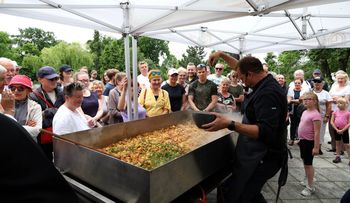 Gotowanie w parku w Grudziądzu. "Wielka patelnia plenerowa Jakuba Kuronia"