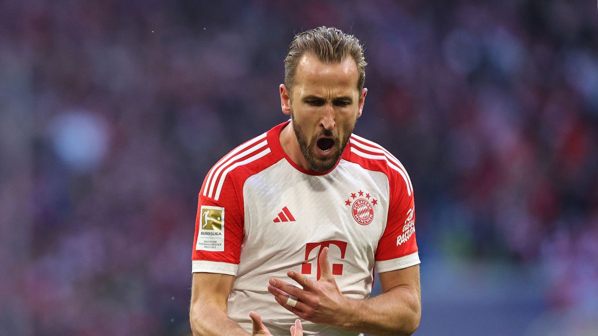 MUNICH, GERMANY - NOVEMBER 11: Harry Kane of FC Bayern München celebrates after scoring his teams first goal during the Bundesliga match between FC Bayern München and 1. FC Heidenheim 1846 at Allianz Arena on November 11, 2023 in Munich, Germany. (Photo by Marcel Engelbrecht - firo sportphoto/Getty Images)